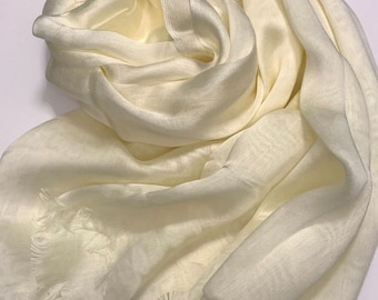 Bufanda de seda suave color crema de lujo, ideal para bodas y eventos nocturnos.