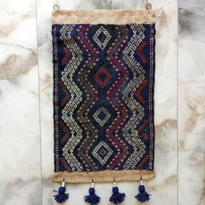 Alfombra Kilim vintage para colgar en la pared, arte turco con bordado azul y borlas, decoración étnica bohemia anatolia para el hogar, regalo (blanco, 84 x 40 cm)