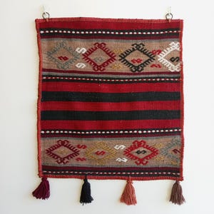 Handgemaakt kelimtapijt aan de muur: vintage geborduurd boho-tapijt
