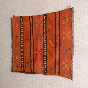 Tapiz Kilim tejido para colgar en la pared, arte de alfombra turca vintage, decoración étnica bohemia elegante bordada, regalo único para el hogar, 66 x 68 cm