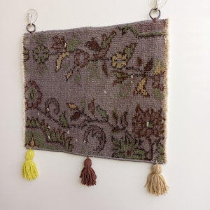Tapiz de pared vintage pequeño con flecos, decoración de pared étnica primitiva, bohemia, turca, tejida a mano, regalo para un nuevo hogar.