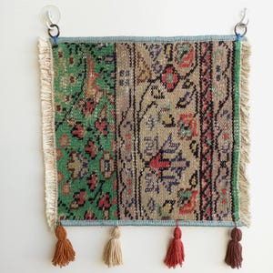 Tapiz vintage para colgar en la pared, pequeño tapiz turco de los años 70 con flecos, decoración étnica bohemia anatolia primitiva hecha a mano, regalo para un nuevo hogar.