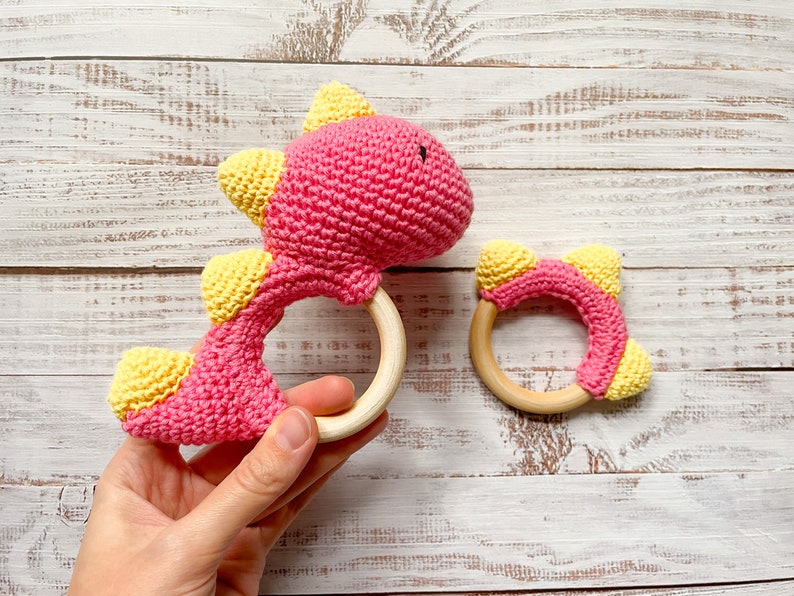 Dinosaur Rattle Teether Sensory Toy Handmade Wooden Ring Newborn Baby Gift Set Teething Toy Crochet High Quality Pink + Yellow