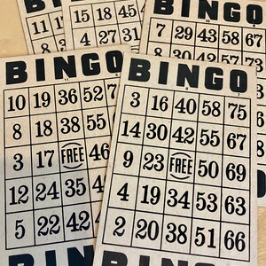 5 MILTON BRADLEY BINGO-kaarten. Vintage, uit de jaren 50, deze kaarten zijn geweldig als kunstvoorraad voor collages. Stevig karton, geweldige graphics.