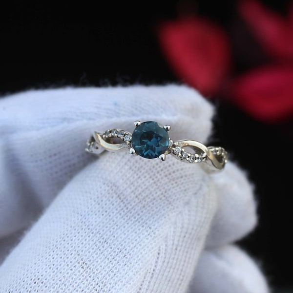 Sterlingzilveren ring London Blue Topaas: sierlijke beloftering