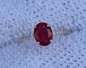 Anillo de rubí de laboratorio ovalado: anillo llamativo de plata de ley con detalles de circonita cúbica.