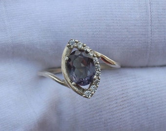 Anillo de alejandrita ovalado en plata de ley: anillo de promesa con la piedra natal de junio