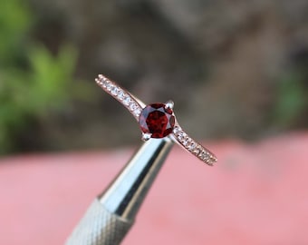 Anillo de plata de ley con granate natural (piedra natal de enero)