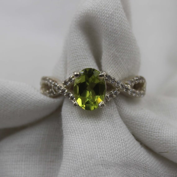 ソリッド925スターリングシルバー 人工ペリドットとキュービックジルコニア ポストスタッドピアス - 14mm x 11mm ジェムストーン キュービックジルコニア Art Deco Simulated Peridot Ring: Sterling Silver 1930s Style, Size