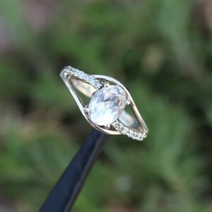Handgemachter Oval Weißer Topas Ring: Sterling Silber & Cubic Zirkonia