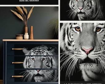 Pode incluir: Uma cómoda preta com três gavetas decorada com um decalque de um rosto de tigre branco. A cómoda tem puxadores dourados. O texto "Monochrome Majesty" e "item no. 669065" está acima da cómoda. O texto "A1 DECOUPAGE FIBER" está abaixo da cómoda.