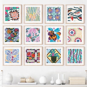 Könnte beinhalten: Eine Wandgalerie mit 10 gerahmten Drucken mit farbenfrohen abstrakten Mustern und Designs. Die Drucke sind in einem Raster angeordnet und zeigen eine Vielzahl von Farben, darunter Blau, Grün, Rot, Gelb und Lila.