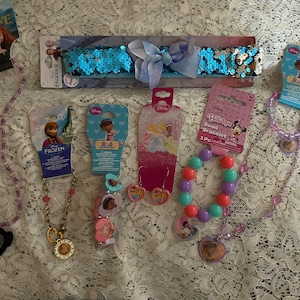 Lot de bijoux Princesses Disney et amis. À VOUS DE CHOISIR Jouets rétro Personnage du film Disney nostalgie Enfant des années 80 Enfant des années 90 An2K Séries pour enfants Disney jr