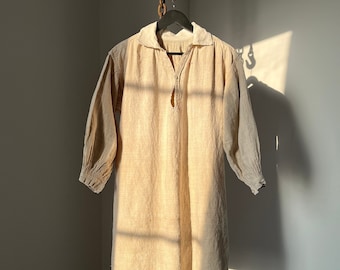 Eighteen Century Bed Naturleinen Hemd mit bestickten &quot;&quot;JC&quot;&quot; Initialen.&quot;