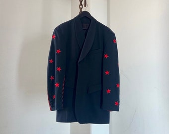 Vintage-Blazer aus schwarzer Wolle mit 3 Knöpfen und roten gestickten Sternen und Streifen / Größe 44