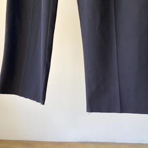 K&ouml;nnte beinhalten: Eine dunkelblaue Hose mit einem rohen Saum.