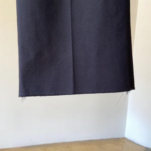 K&ouml;nnte beinhalten: Eine dunkelblaue, weite Hose mit einem rohen Saum.