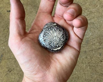 Pastillero antiguo de plata estampada con decoración barroca - 1,5 x 1,5 pulgadas - peso 17,40 gramos