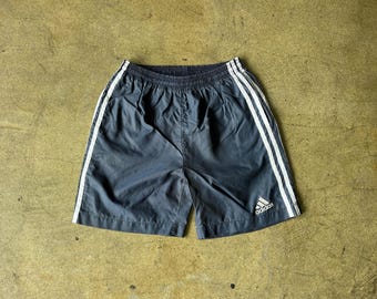 Pantalones cortos deportivos de fútbol Adidas de nailon azul marino vintage con raya blanca - cintura elástica - Talla M para jóvenes