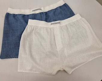 Zwei blaue und cremefarbene LEINEN-Boxershorts für Herren mit weißem Gummiband.