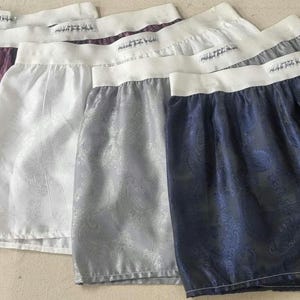Paquete de calzoncillos tipo bóxer de seda para hombre con estampado paisley, confeccionados en blanco, plata, azul plateado, azul marino y rosa.