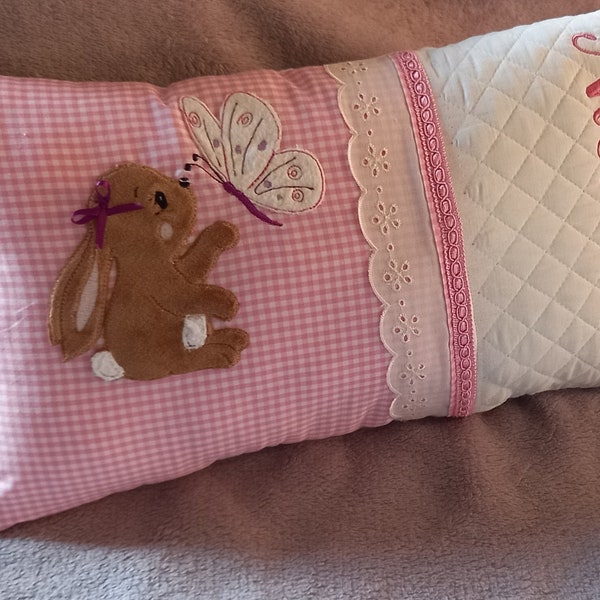 Kinderkissen mit Hasen und Schmetterling , Geburt, Geburtstag, personalisiert mit Namen  Geschenk Mädchen,Babykissen mit Namen