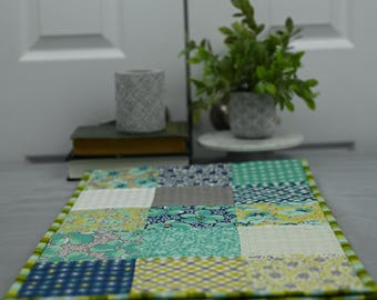 Chemin de table patchwork matelassé : pièce maîtresse en coton fait main, 44 x 14 po