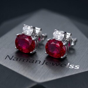 Orecchini a bottone in argento sterling con rubino ovale e moissanite