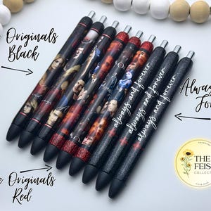 Pu&ograve; includere: Un set di otto penne glitter nere e rosse con un design che presenta personaggi dello show televisivo "The Originals". Le penne hanno le parole "Always & Forever" scritte su di esse.
