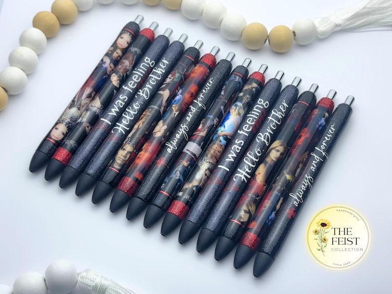 Pu&ograve; includere: Un set di 10 penne nere con dettagli glitterati. Ogni penna presenta un'immagine e una citazione diverse dalla serie televisiva "The Vampire Diaries". Le citazioni includono "Mi sentivo", "Ciao fratello" e "Per sempre e per sempre".