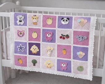 Copertina per neonato fatta a mano all'uncinetto - Copertina per culla con patchwork di animali e frutta - Decorazione per cameretta in colori pastello - Morbida coperta lavorata a maglia per neonati