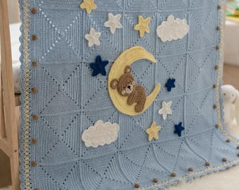 Copertina per neonato fatta a mano – Copertina blu lavorata a maglia all'uncinetto con orsetto e luna, decorazione per la cameretta, regalo per neonato, copertina morbida in cotone per neonati