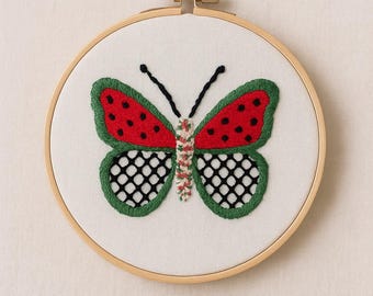 Arte fatta a mano con farfalla e punch needle – Decorazioni colorate per la cameretta dei bambini