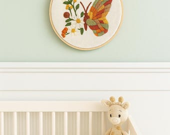 Cerchio a forma di farfalla ricamato a mano, decorazione floreale per la cameretta dei bambini