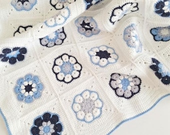 Coperta per neonati fatta a mano all'uncinetto, quadrato della nonna con motivo floreale blu, morbida coperta per la cameretta dei bambini