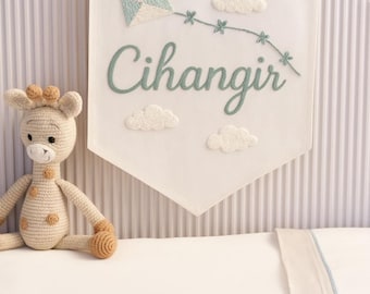 Striscione personalizzato per la cameretta del bambino con nome, aquilone Punch Needle e decorazioni a forma di nuvola