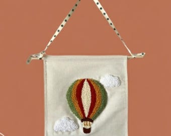 Decorazione per cameretta dei bambini con mongolfiera e ricamo Punch Needle. Arte murale Boho Punch Needle. Bandiera da parete Punch Needle con nuvole. Sopra le nuvole. Cameretta dei bambini con ricamo Punch Needle.