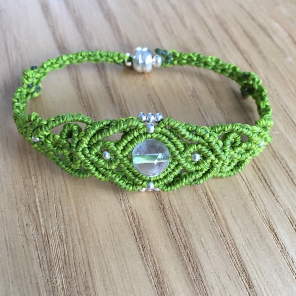 Bracelet micro macramé vert avec perle de cristal de roche