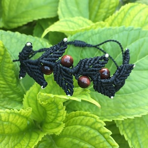 Handmade black micro macrame ivy bracelet with bull&#39;s eye beads for women