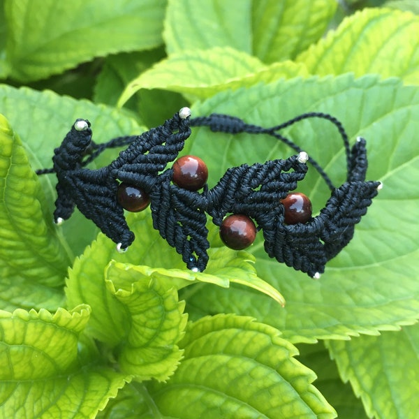 Bracelet lierre micro macramé noir avec perles d’oeil de taureau pour femme