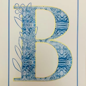 Letra B monograma azul de Delft: acabado a mano con acabado metálico dorado y plateado y barniz.
