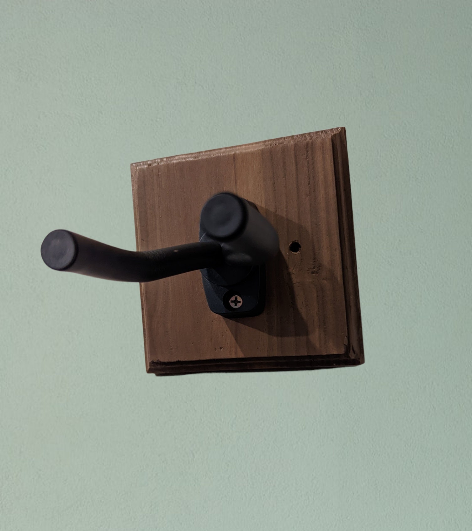 Supporto A Muro Universale Per Chitarra Stagg GUH-WN, Con Base In Legno Ovale E Viti Incluse. Pratico E Sicuro.