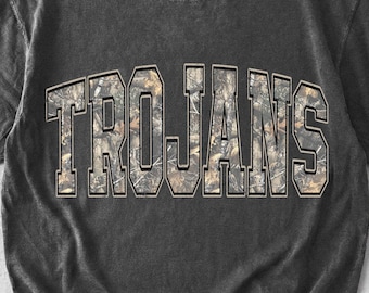 Trojans Washed Camo Varsity Distressed PNG, Mascota del equipo escolar, Diseño de camiseta de moda