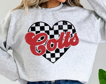 File PNG a sublimazione con mascotte retrò dei Colts a forma di cuore a scacchi, nero e rosso, design di maglietta alla moda, PNG effetto consumato