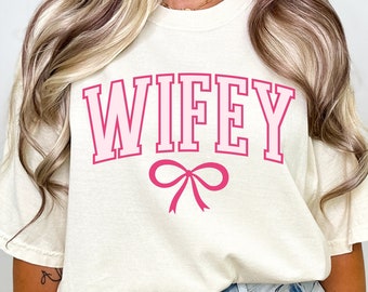 Żona Różowa Kokardka Varsity PNG + Plik SVG, Modny Estetyczny Projekt Koszuli, Estetyka Delikatnej Dziewczyny, Estetyka Kokietki, Wstążki PNG SVG