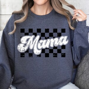 Mamá retro a cuadros PNG con contorno en blanco y negro, diseño de camiseta estética de moda, PNG grunge desgastado, PNG de tablero de ajedrez, Día de la Madre PNG