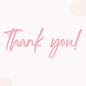 K&ouml;nnte beinhalten: Eine handgeschriebene Nachricht in Pink, die "Danke!" auf einem wei&szlig;en Hintergrund mit rosa abstrakten Formen in den Ecken sagt.