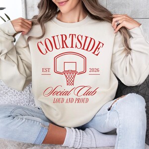Courtside Social Club Est 2026 PNG, Basketball PNG, laut und stolz, trendiges ästhetisches Shirt-Design, Basketball Mom Bild 2