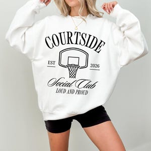 Courtside Social Club Est 2026 PNG, Basketball PNG, laut und stolz, trendiges ästhetisches Shirt-Design, Basketball Mom Bild 3