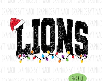Könnte beinhalten: Schwarzer "LIONS"-Text mit einem Weihnachtsmannhut auf dem "L" und einer Lichterkette mit bunten Weihnachtslichtern. Das Bild hat einen Used-Look im Vintage-Stil, wobei der Text leicht abgenutzt ist.